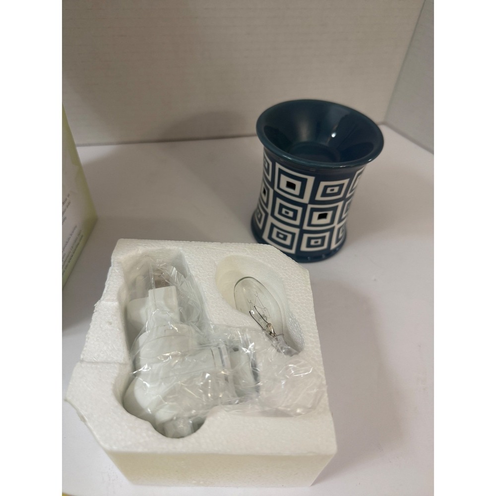 Scentsy Wonky Plug-In Fragrance Blue & White Warmer Base‎ & Bulb